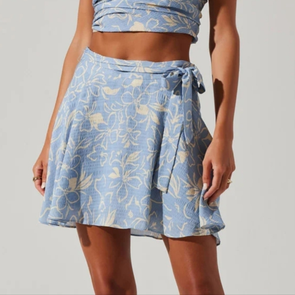 NWT ASTR The Label Women's Tazia Light Blue Floral Mini Skirt Tie At Waist SizeM